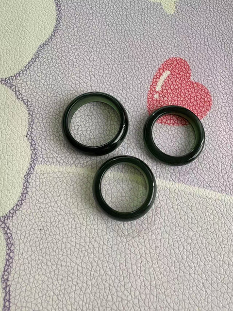 Cincin giok Xiuyan yang indah, tersedia dalam diameter 18mm, 20mm, dan 23mm, termasuk biaya pengiriman dan pajak.