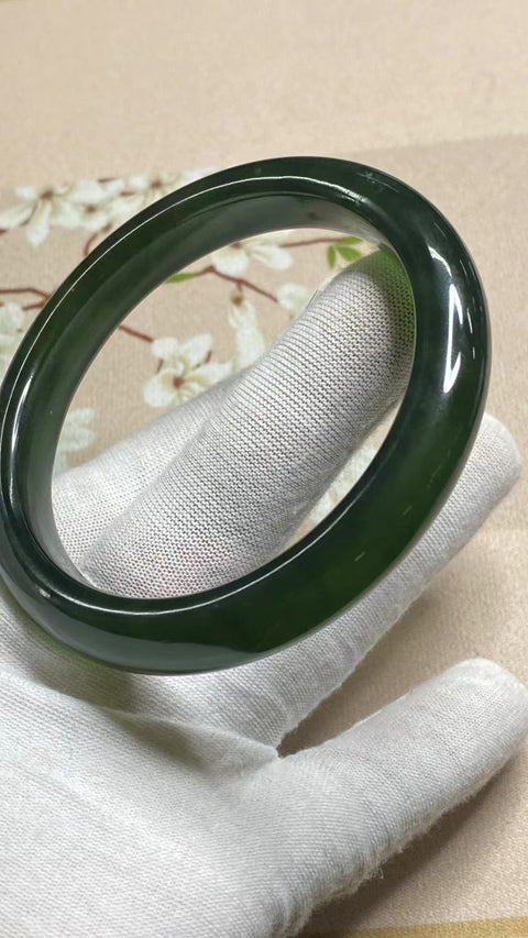 Gelang Hijau Tua Giok Cui Alami Ukuran 63-65mm Ukuran 64.3mm Lebar Sisi 11.6mm Giok terjadi secara alami Pola acak Pengiriman dan pajak sudah termasuk.