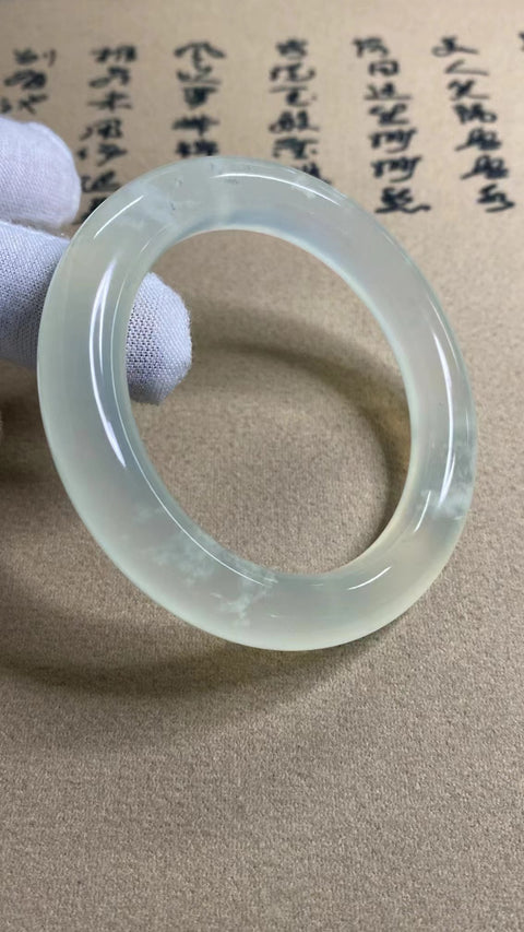 Gelang Es Giok Cui Giok Alami Ukuran 53-55mm Ukuran 54.8mm Lebar Sisi 10.5mm Giok terjadi secara alami Pola acak Pengiriman dan pajak sudah termasuk.