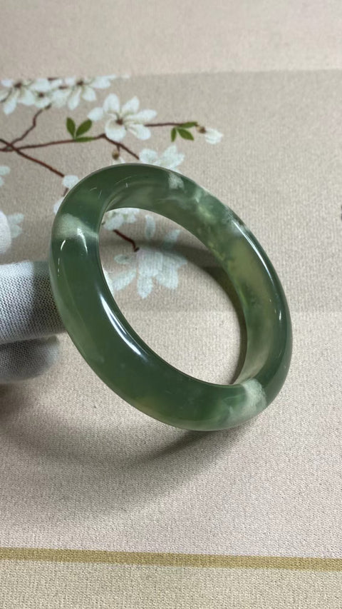 Gelang Gelang Cui Giok Tsingti Milkcap Ukuran 60-62mm Ukuran 61mm & nbsp; Lebar Sisi 13.5mm Giok terjadi secara alami Pola acak Termasuk pajak pengiriman.