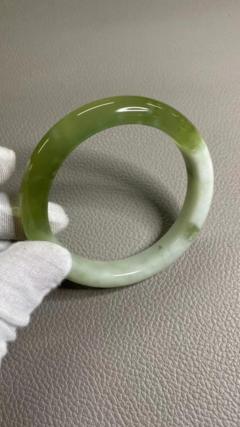 Gelang Cui Giok Warna Musim Semi Alami Warna Cui Gelang Cui Ukuran 61-63mm Ukuran 62.3mm Lebar Samping 12.6mm Giok semuanya terjadi secara alami Pola acak termasuk pajak pengiriman