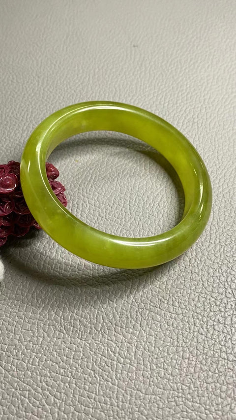 Gelang Giok Cui Giok Emas Kuning Giok Giok Ukuran 57-59mm Ukuran 58.2mm Lebar Sisi 13.5mm Giok terjadi secara alami Pola acak termasuk pajak pengiriman