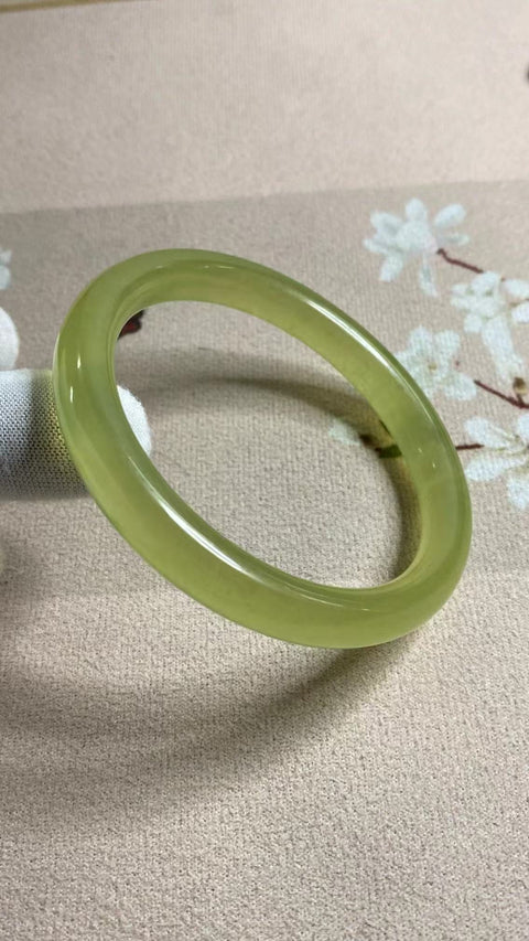 Gelang Giok Cui Halus Ukuran 61-63mm Ukuran 62.5mm Lebar 10mm Giok terjadi secara alami Pola acak Termasuk pajak pengiriman.