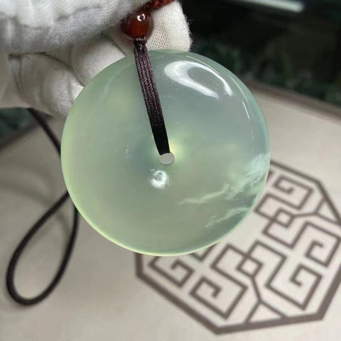 Liontin Perdamaian Giok Alami Giok ini bersih, halus, hangat dan seperti peri, berwarna hijau neon, ukuran 53,8 * 12mm, sudah termasuk ongkos kirim dan pajak.