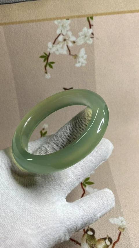 Gelang Hijau Es Giok Cui Fine Jade Ukuran 56-58mm Ukuran 57.6mm Lebar Sisi 12.8mm Giok ini terbentuk secara alami dan polanya acak Sudah termasuk ongkos kirim dan pajak.