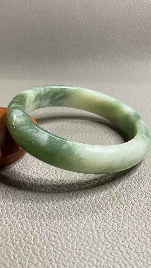 Gelang Cui Giok Minyak Cui Alami Ukuran 61-63mm Ukuran 62.2mm Lebar Sisi 14.5mm Giok terjadi secara alami Pola acak Pengiriman dan pajak sudah termasuk.