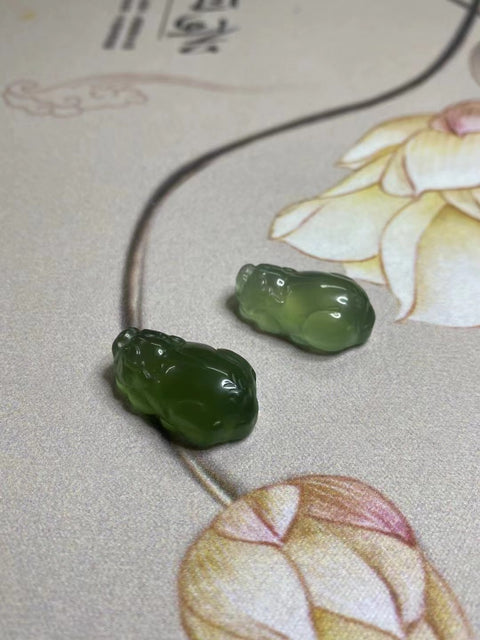 Liontin giok alami, giok yang bersih dan halus, ukuran 26 * 15mm, termasuk ongkos kirim dan pajak.