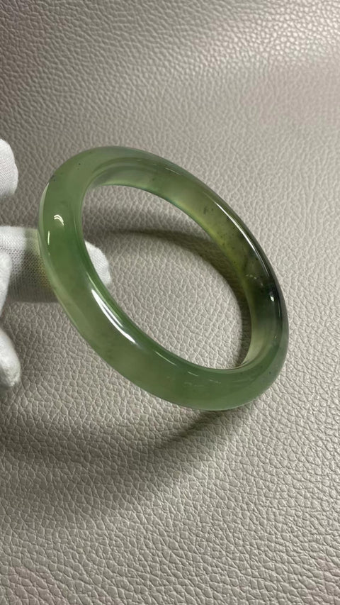 Gelang Gelang Batu Giok Ciu Alami Warna Musim Semi Ukuran 63-65mm Ukuran 64.7mm Lebar Sisi 11.5mm Batu giok semuanya terjadi secara alami Pola acak termasuk pajak pengiriman