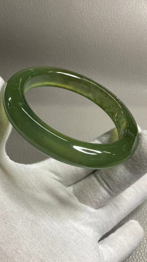 Gelang Warna Musim Semi Giok Cui Giok Alami Ukuran 62-64mm Ukuran 63.8mm Lebar Sisi 12.7mm Giok ini terbentuk secara alami dan polanya acak Sudah termasuk pajak pengiriman.