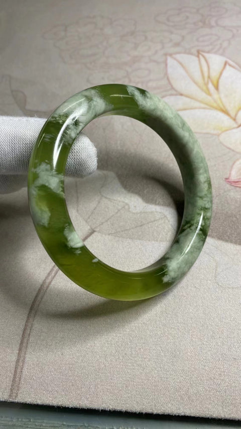 Gelang Milkcap Cui Jade Tsingti Giok Alami Ukuran 59-61mm Ukuran 60.3mm Lebar Samping 11.5mm Giok terjadi secara alami Pola acak Termasuk Pajak Pengiriman