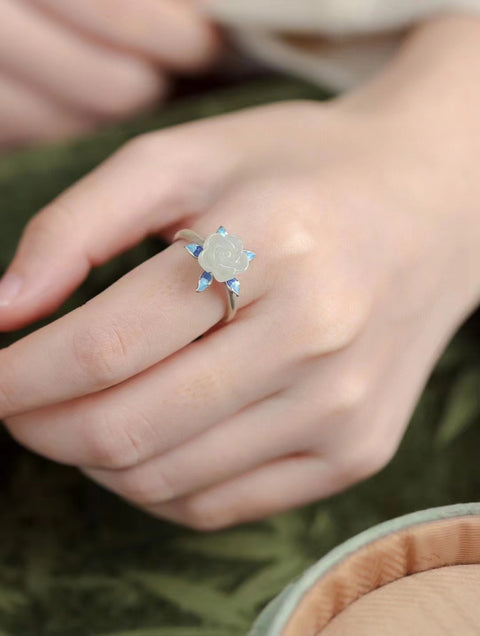 Cincin Mawar Giok Hetian Alami dengan Pengaturan Enamel dari Giok Perak 925 yang bersih, halus, dan hangat Sudah termasuk pajak pengiriman.
