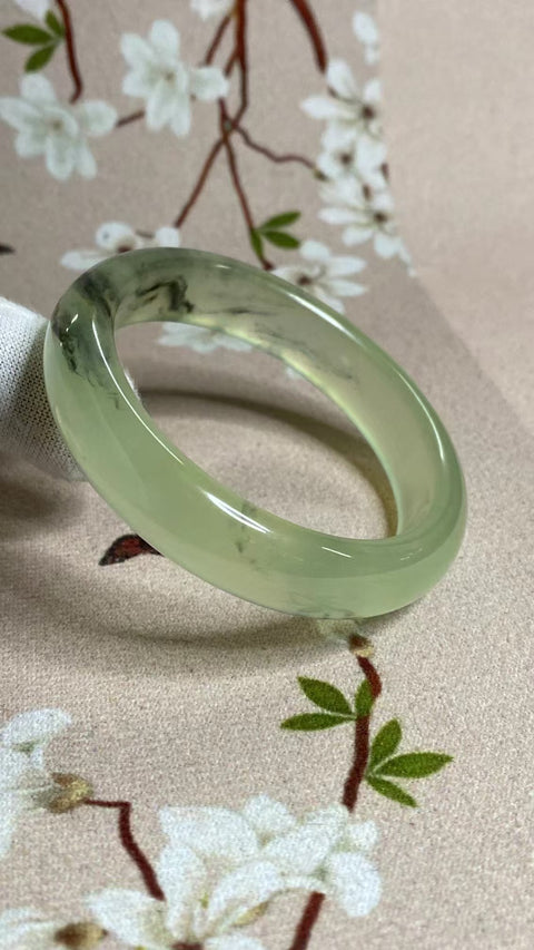 Gelang Lukisan Pemandangan Giok Cui Fine Cui Ukuran 51-53mm Ukuran 52.2mm Lebar Sisi 12.6mm Batu giok muncul secara alami dan polanya acak Sudah termasuk pajak pengiriman.