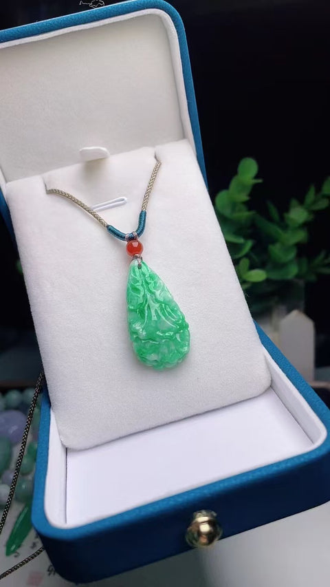 Liontin Kubis Jadeite a-barang-barang alami Ukiran tangan murni Ukuran 3.0 * 1.6cm Giok adalah batu giok yang lembut dan hangat dengan pola yang indah Pajak pengiriman sudah termasuk.