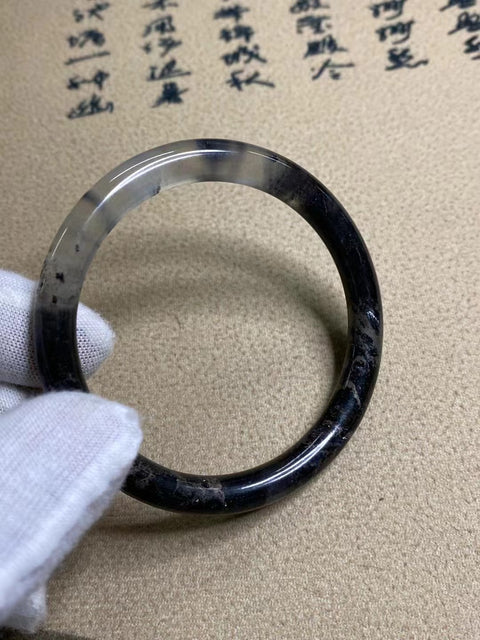 Gelang Garis Kecantikan Tinta Giok Cui Jade Alami Ukuran 55-57mm Ukuran 56.8mm Harga detik Gelang giok alami dan polanya acak Sudah termasuk pajak pengiriman.