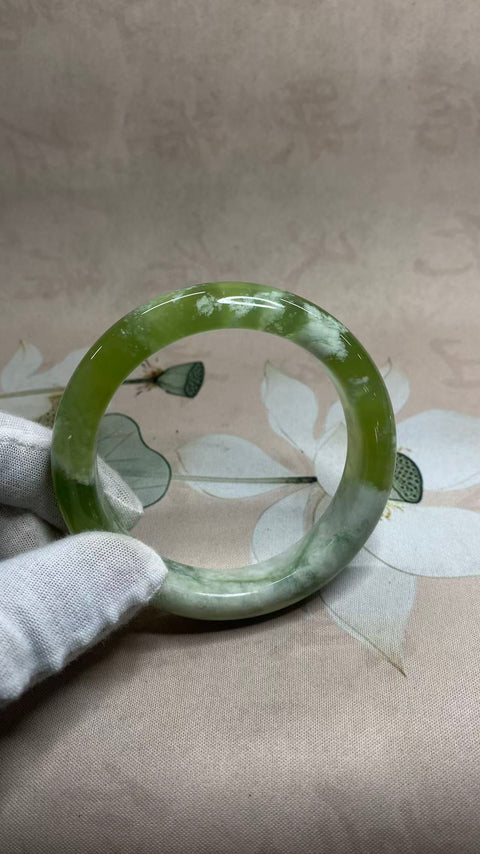 Gelang Gelang Cui Giok Hijau Titi Milkcap Ukuran 62.8mm Lebar 14.3mm Giok adalah batu giok yang terbentuk secara alami Pola acak Sudah termasuk pajak pengiriman.