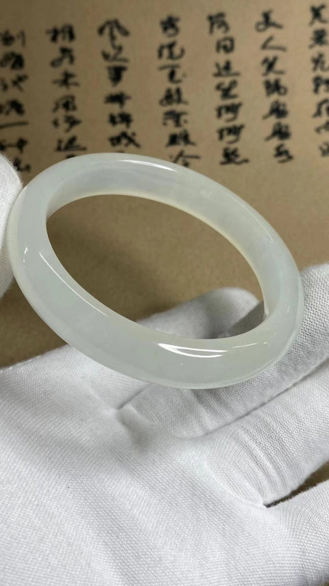 Gelang Gelang Giok Ciu Alami Ukuran 56-58mm Ukuran 57mm Lebar 11.9mm Giok terjadi secara alami Pola acak Pengiriman dan pajak sudah termasuk.