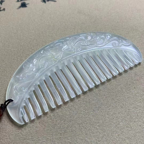 Sisir Es Giok Cui Giok Alami Ukuran 96 * 53mm Giok bersih, halus dan hangat Termasuk pajak pengiriman.
