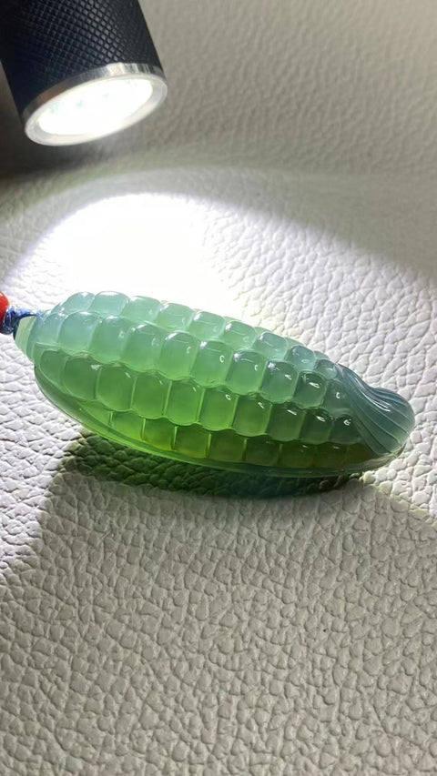Batu Giok Cui Giok Biru Air Jagung Biru Ukuran 56 * 22mm Giok bersih, halus dan hangat.
