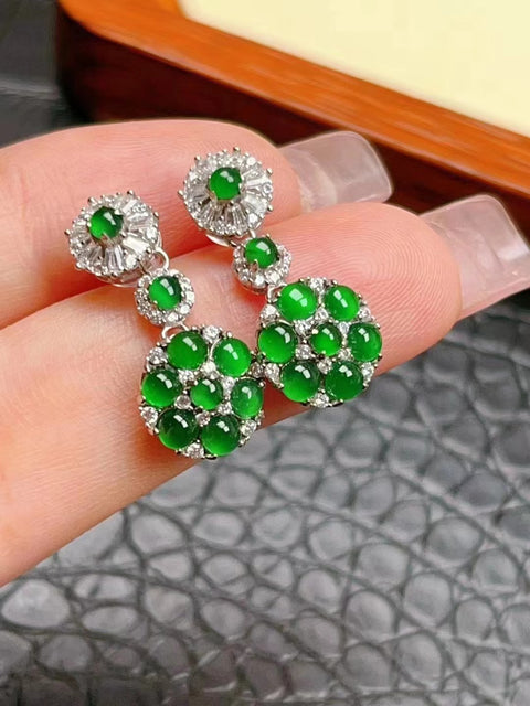 Anting-anting batu giok Guatemala alami yang terbuat dari perak 925. Batu gioknya bersih dan halus, indah dan bergaya.