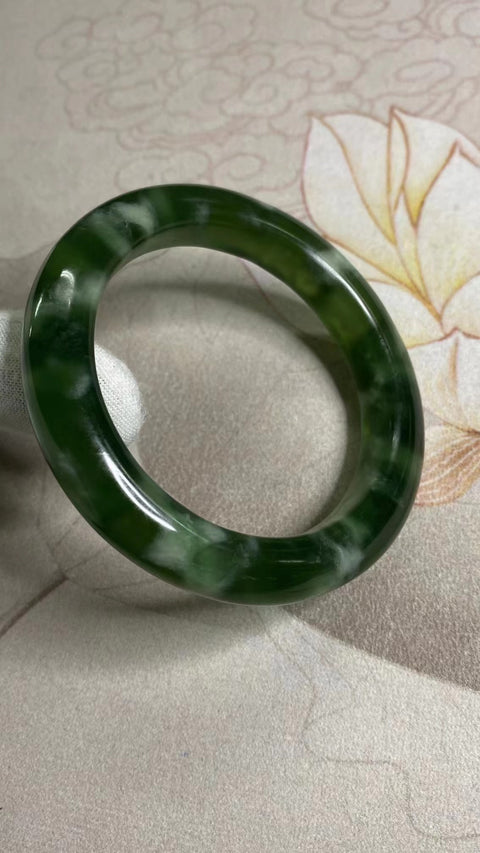 Gelang Bahan Giok Cui Alami 180 Ukuran 57-59mm Ukuran 58.6mm Lebar 11.8mm Batu giok ini terbentuk secara alami dan polanya acak Sudah termasuk pajak pengiriman.