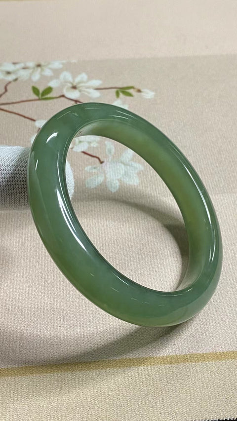 Gelang Giok Cui Alami Ukuran 61-63mm Ukuran 62.2mm Lebar Sisi 12.5mm Giok terjadi secara alami Pola acak Termasuk pajak pengiriman.