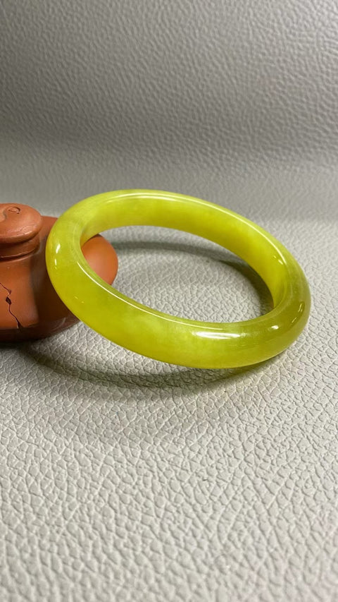 Gelang Bunga Emas Giok Cui Giok Alami Ukuran 56-58mm Ukuran 57.8 Lebar 11.6mm Giok terjadi secara alami Pola acak Pengiriman dan pajak sudah termasuk.