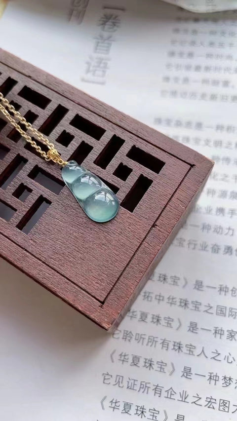 Kalung Kacang Giok Guatemala Alami dalam Pengaturan Emas 18k Ukuran 1.6 * 0.6 Sudah termasuk pajak pengiriman.
