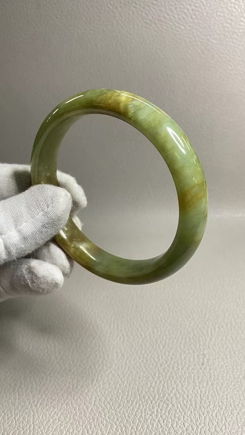 Gelang Giok Giok Bunga Giok Cui & Gelang Giok Cui&nbsp; Ukuran 62-64mm Ukuran 63.2mm Lebar Sisi 12.3mm Giok ini semuanya muncul secara alami dan polanya acak Termasuk ongkos kirim dan pajak.