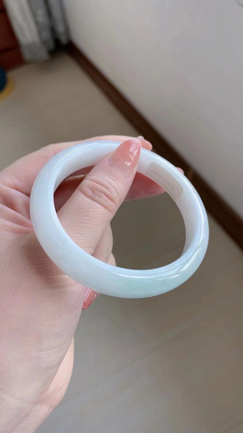 Gelang Jadeite Alami Gelang giok bersih dan halus Bahan Pit Tua Ukuran 57mm Giok semuanya terjadi secara alami Pola acak termasuk pajak pengiriman