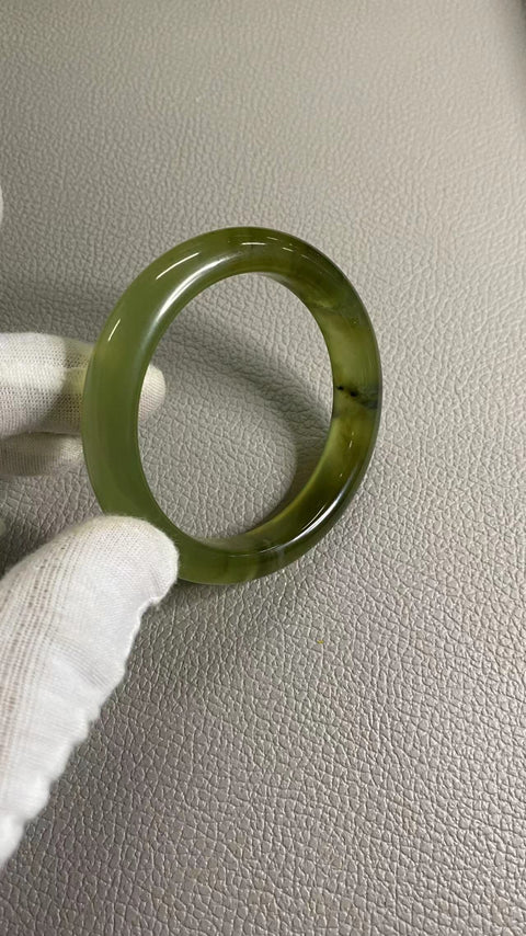 Gelang Giok Ciu Alami Giok halus dan hangat Ukuran 56.8mm kaliber lebar 12mm Giok terjadi secara alami Pola acak Termasuk pajak pengiriman