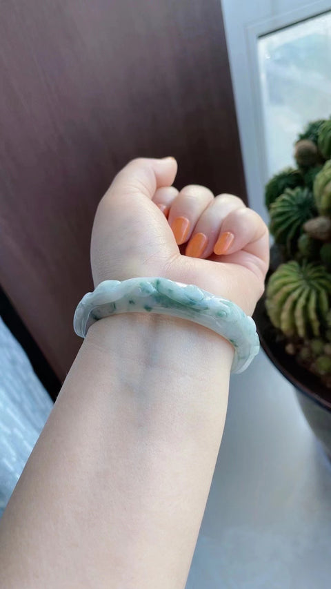 Gelang Bunga Ukiran Jadeite Alami Bahan Pit Tua Bahan Hangat Hangat Bawah Bawah Penuh Ukuran Kepala Penuh 57.4mm Giok semuanya adalah Pola yang terjadi secara alami Pajak Pengiriman Acak Termasuk