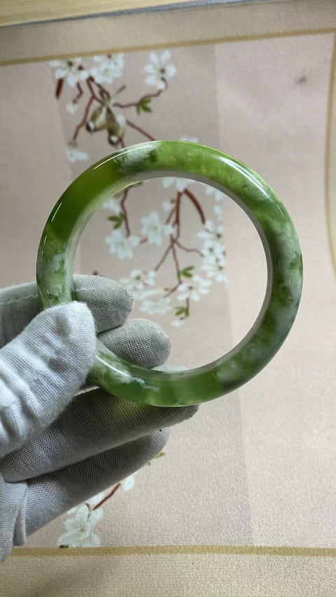 Gelang Gelang Milkcap Titi Giok Hijau Cui Giok Alami Ukuran 59-61mm Ukuran 60mm Lebar Samping 14.3mm Giok terbentuk secara alami Pola acak Pengiriman dan pajak sudah termasuk.
