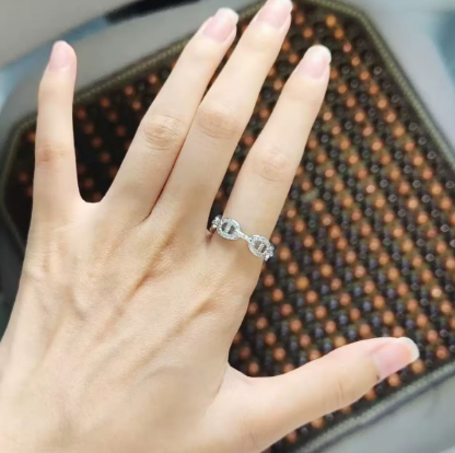 Cincin hidung babi tembaga berlapis emas mawar 18K dengan berlian, desain unik, minimalis, dan serbaguna. Biaya kirim dan pajak sudah termasuk.