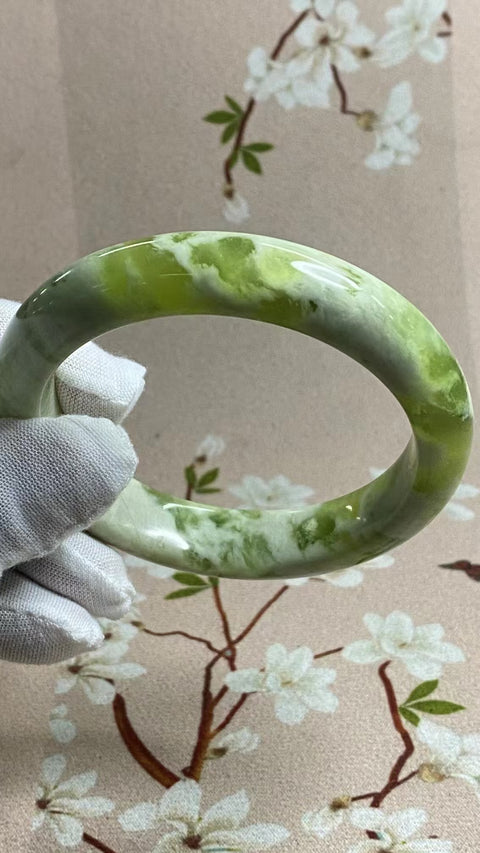 Gelang Gelang Milkcap Hijau Giok Cui Giok Alami Ukuran 59-61mm Ukuran 60.5mm Lebar 13.3mm Giok itu halus dan hangat Gayanya indah sudah termasuk pajak pengiriman.