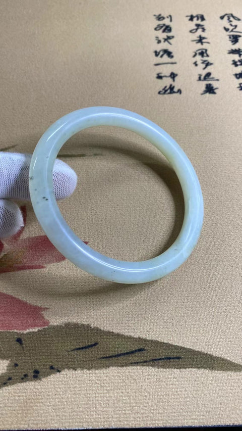 Gelang Strip Kecantikan Es Batu Giok Cui Giok Abu-abu Ukuran 62-64mm Ukuran 63mm Batu giok terjadi secara alami Pola acak termasuk pajak pengiriman