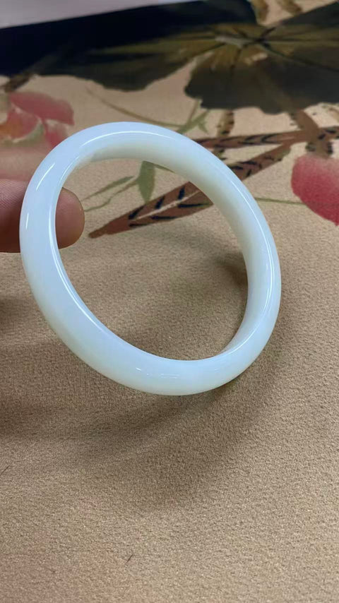 Gelang giok putih bulan Xiuyan yang indah, diameter dalam 59,1mm, lebar samping 11mm, batu alam dihasilkan secara alami, polanya acak, termasuk pajak pengiriman