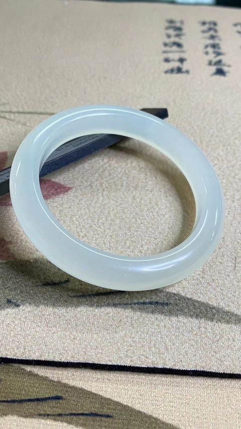 Gelang Bunga Es Cahaya Giok Putih Alami Ukuran 56-58mm Ukuran 57.8mm Lebar Sisi 11.7mm Giok semuanya terjadi secara alami Pola acak termasuk pajak pengiriman