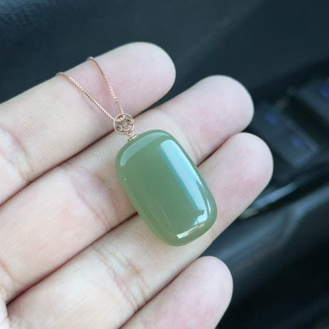 Kalung Plakat Roti Giok Hotan Giok yang Indah Jepitan Emas 18k Cocok dengan Rantai Perak 925 Ukuran 27.6 * 17.7 * 8.1mm Sudah termasuk pajak pengiriman.