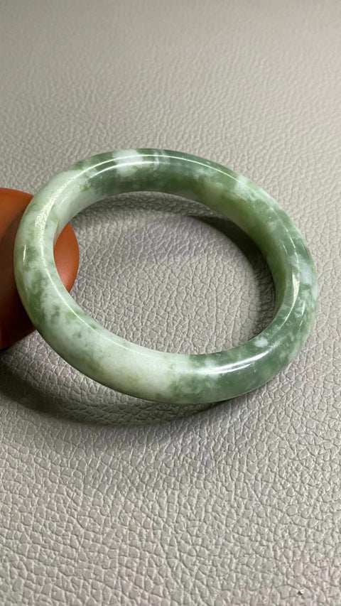 Gelang Cui Giok Minyak Tua Cui Giok bersih, halus dan hangat Ukuran 59-61mm Ukuran 60.5mm Lebar sisi 12.5mm Giok terbentuk secara alami Pola acak Sudah termasuk pajak pengiriman.