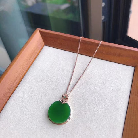Kalung Plakat Bulat Perdamaian Jasper Alami 18k Rose Gold Setting Giok bersih, halus dan hangat Ukuran 20mm Tebal 4,5mm Sudah termasuk ongkos kirim dan pajak.
