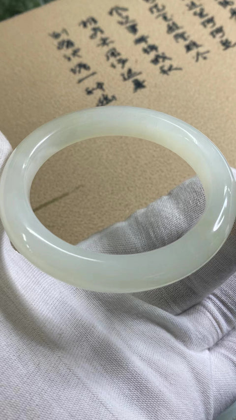 Gelang Giok Ciu Alami Gioknya bersih, halus dan hangat; Gayanya indah Ukuran 55-57mm Ukuran 56.8mm Lebar variabel 11.5mm Giok ini terbentuk secara alami Pola acak; Pengiriman dan pajak sudah termasuk dalam harga.