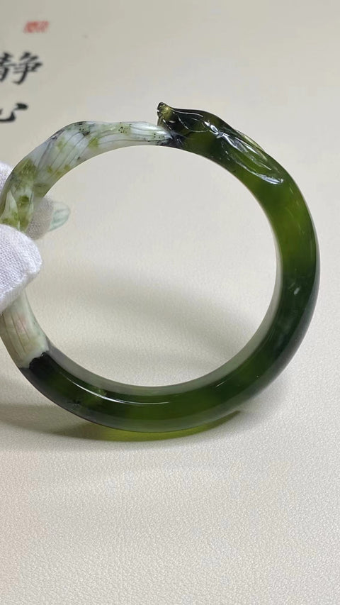 Gelang Bunga Berukir Giok Cui Alami Ukuran 57-59mm Ukuran 58.7mm Lebar Sisi 12.8mm Giok terjadi secara alami Pola acak termasuk pajak pengiriman