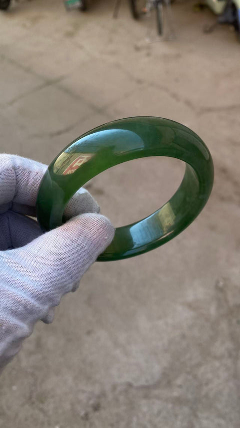 Gelang giok Xiuyan hijau penuh yang indah, diameter dalam 65,6mm, lebar samping 18,8mm, batu alam dihasilkan secara alami, polanya acak, termasuk pajak pengiriman