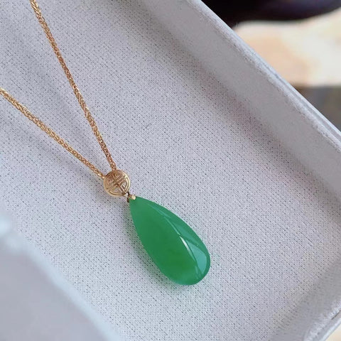 Kalung Tetesan Air Mata Hijau Jasper Apel Alami Ukuran 8 * 15mm Giok bersih dan halus serta pengaturan emas 18k yang hangat Pajak pengiriman sudah termasuk.