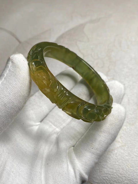 Gelang Giok Bunga Giok Cui Giok Ukiran Tangan Ukuran 54-56mm Ukuran 55.2mm Lebar Sisi 12.4mm Giok secara alami terjadi Pola Bunga Acak