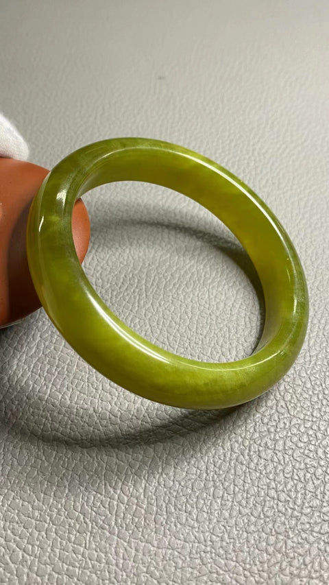 Gelang Giok Giok Emas Kuning Giok Cui Alami Ukuran 59-61mm Ukuran 60.5mm Lebar Sisi 13.5mm Giok semuanya terjadi secara alami Pola acak termasuk pajak pengiriman