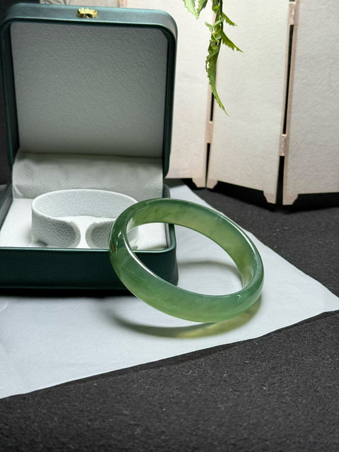 Giok Xiuyan alami, hijau danau, "Gelang Kedamaian dan Keselamatan" - menarik kekayaan Diameter 60×15×6,7 mm. Semua batu terbentuk secara alami. Gratis pengiriman dan pajak.