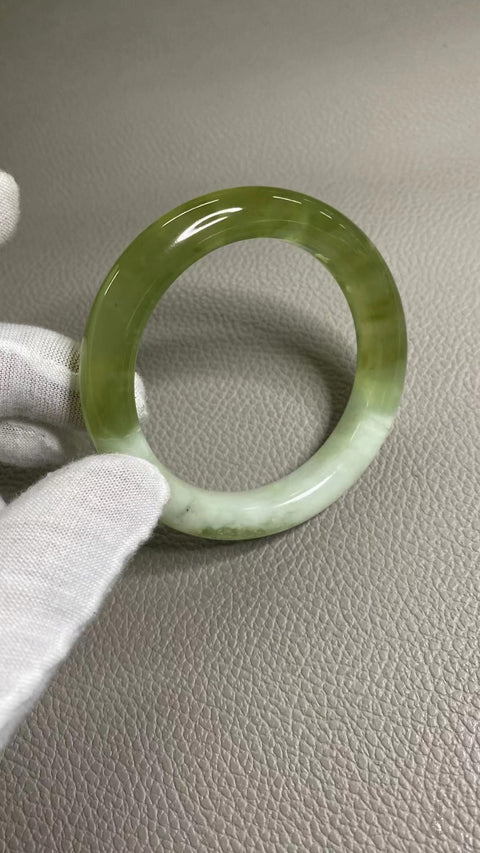 Gelang Cui Giok Warna Musim Semi Alami Warna Cui Gelang Cui Ukuran 55-57mm Ukuran 56.3mm Lebar Sisi 11.5mm Giok terjadi secara alami Pola acak termasuk pajak pengiriman