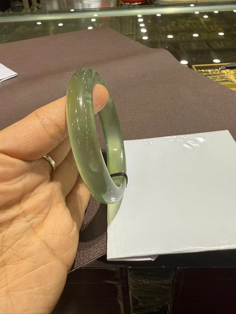 Gelang bunga es hijau giok Xiuyan! Diameter dalam: 58mm Batu alam terbentuk secara alami, polanya acak. Pajak pengiriman sudah termasuk.