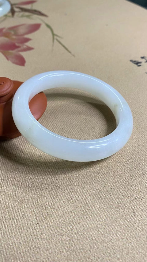 Gelang Giok Cui Alami Ukuran 55-57mm Ukuran 56.6mm Lebar Sisi 12.1mm Giok terbentuk secara alami Pola acak Sudah termasuk pajak pengiriman.